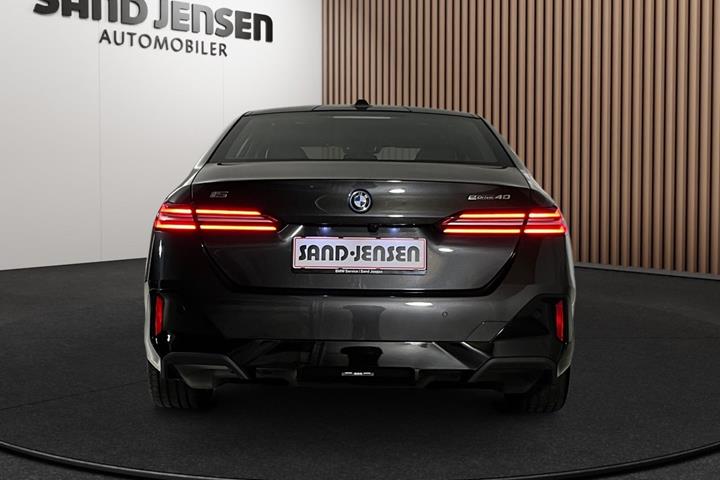 Grå BMW i5 fra 2024
