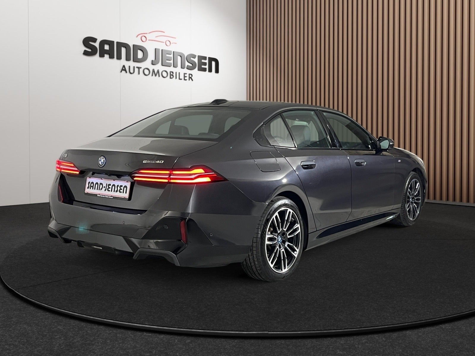 Grå BMW i5 fra 2024