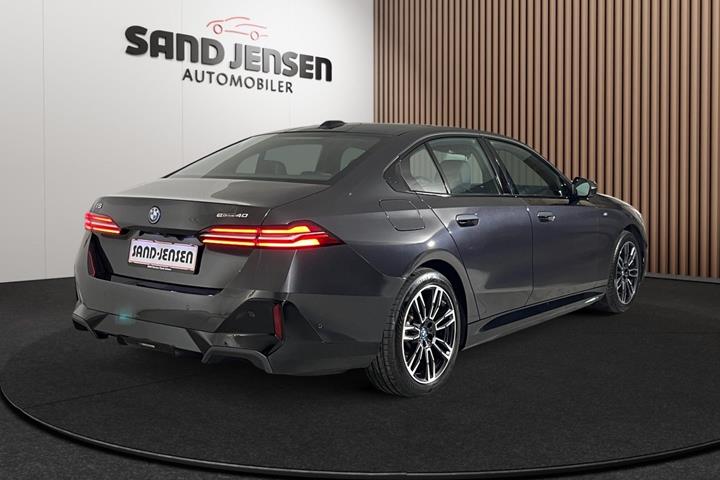 Grå BMW i5 fra 2024