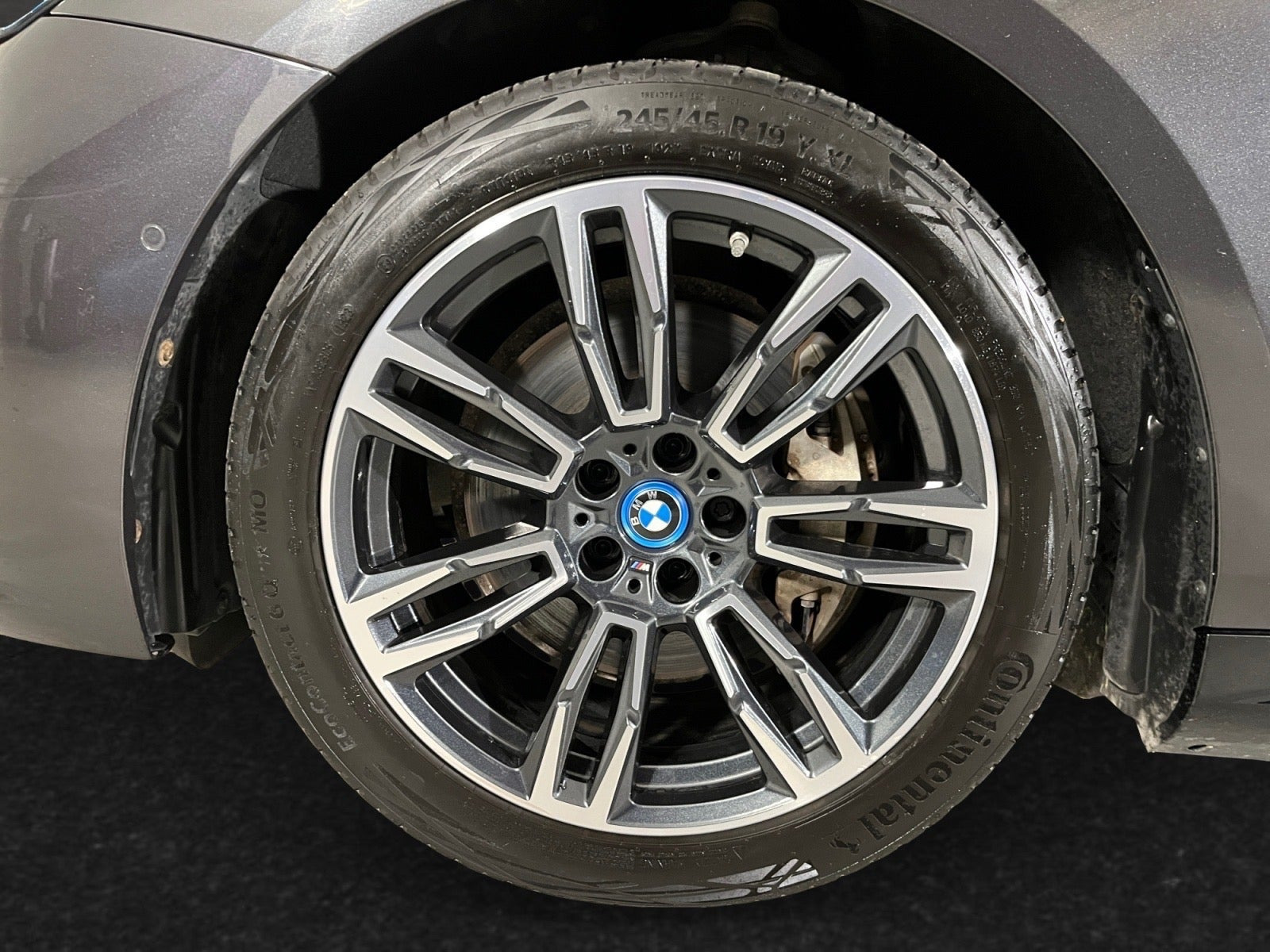 Grå BMW i5 fra 2024