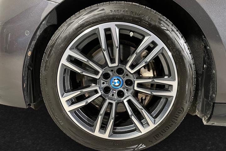 Grå BMW i5 fra 2024