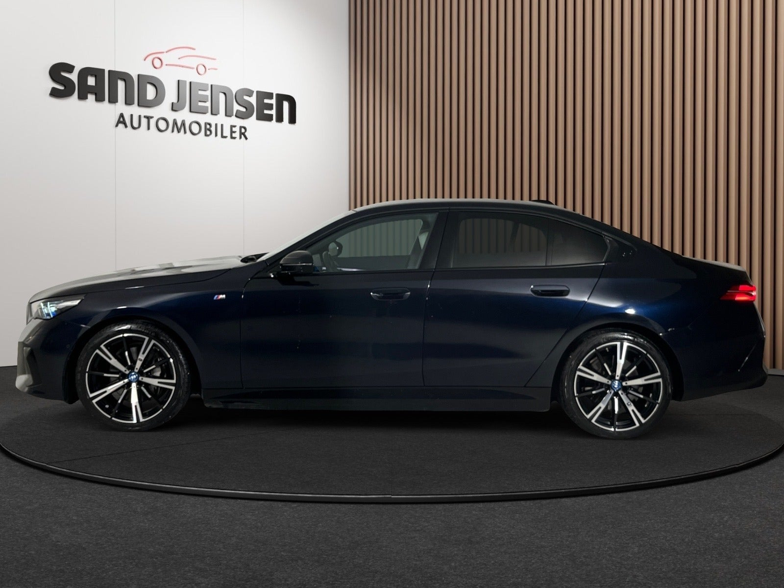 Sort BMW i5 fra 2024