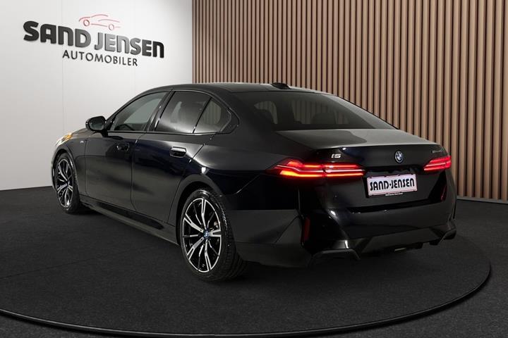 Sort BMW i5 fra 2024