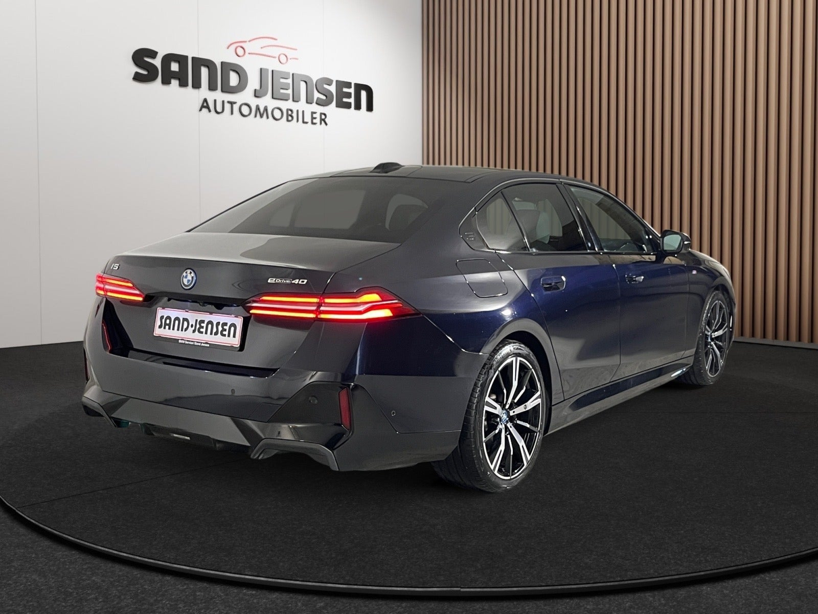 Sort BMW i5 fra 2024