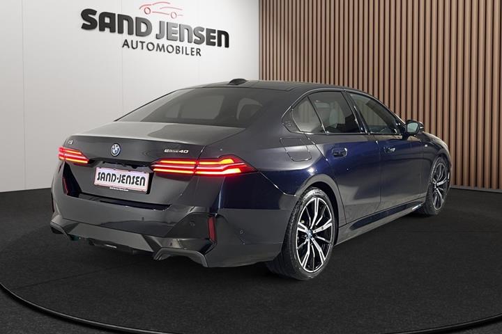 Sort BMW i5 fra 2024