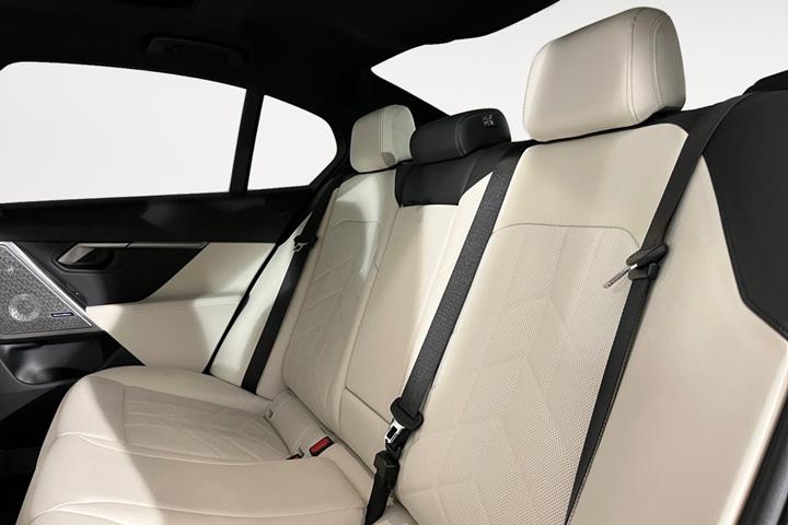 Sort BMW i5 fra 2024