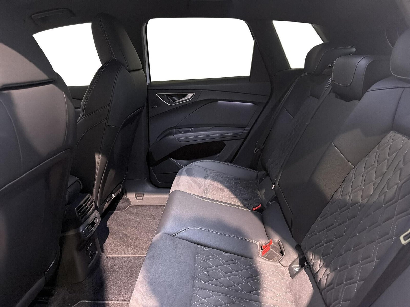 Hvid Audi Q4 e-tron fra 2022