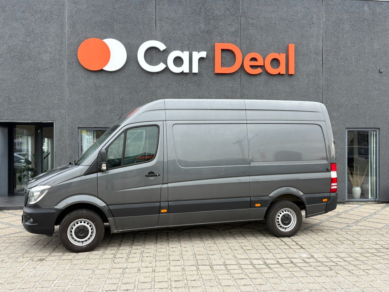 Grå Mercedes Sprinter 319 fra 2015