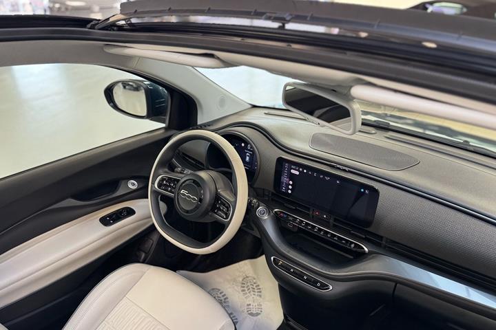 Grøn Fiat 500e fra 2023