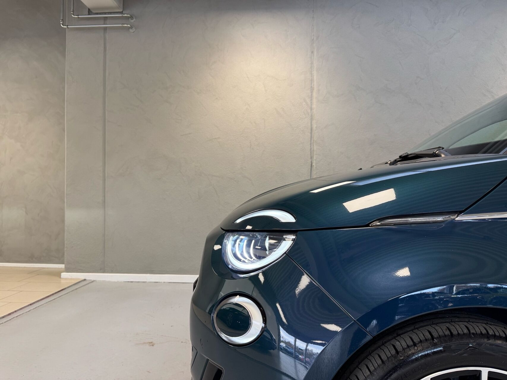 Grøn Fiat 500e fra 2023