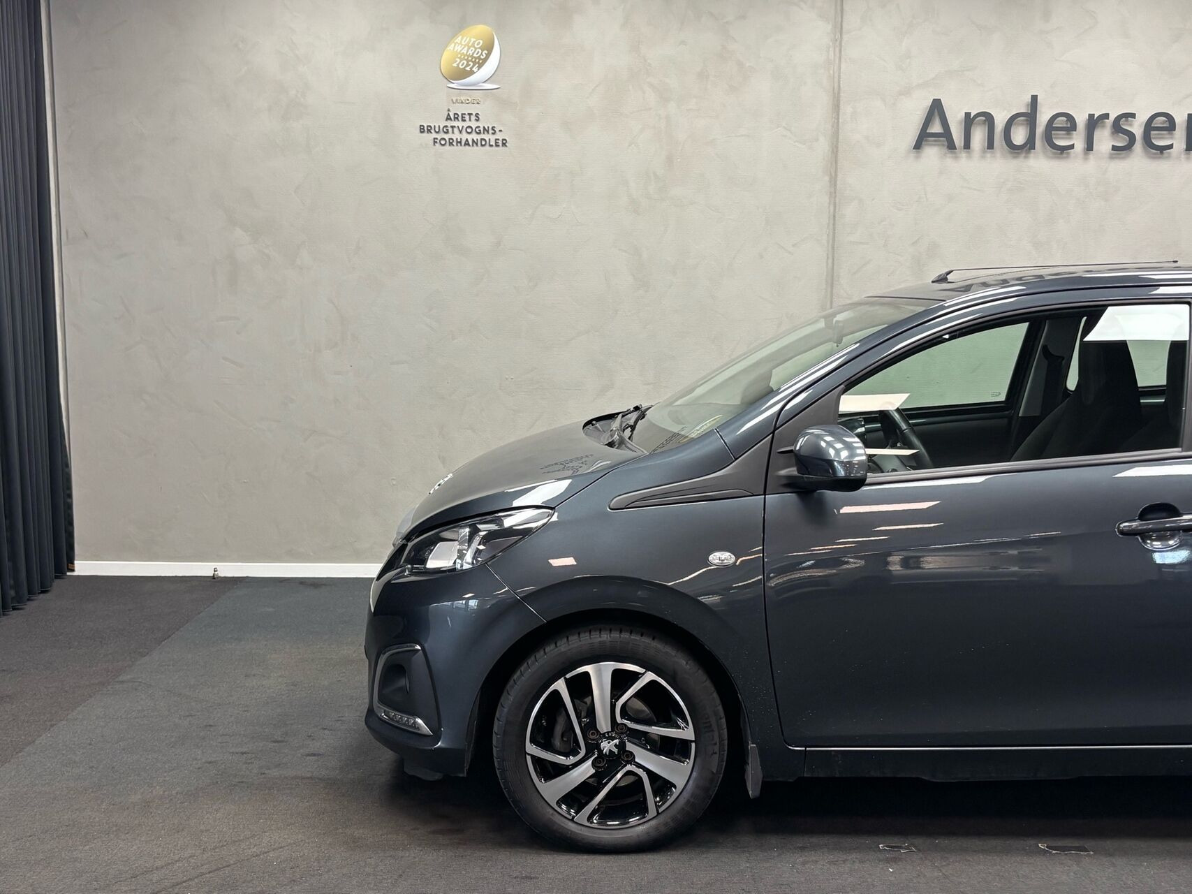 Grå Peugeot 108 fra 2019