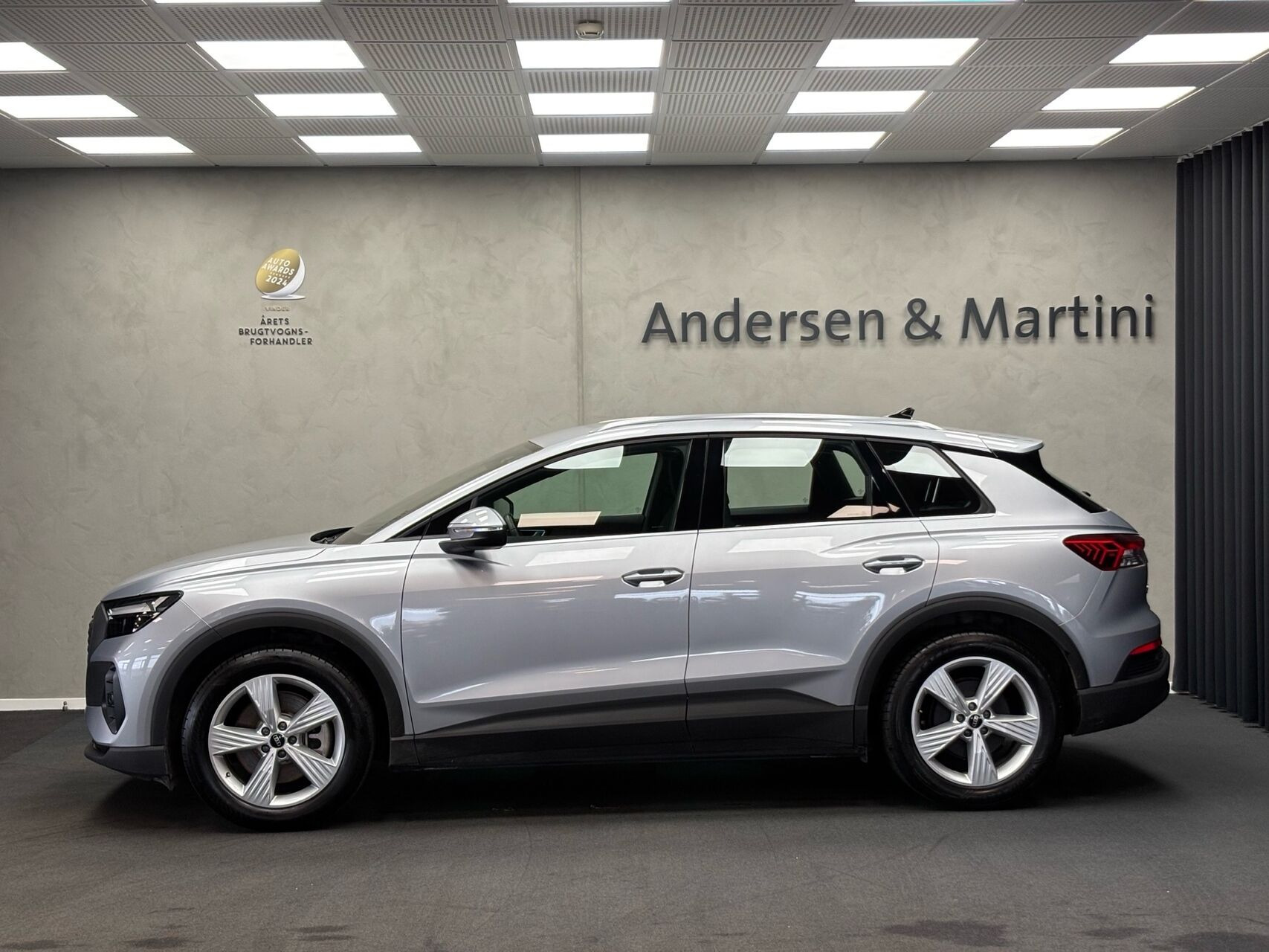 Grå Audi Q4 fra 2024