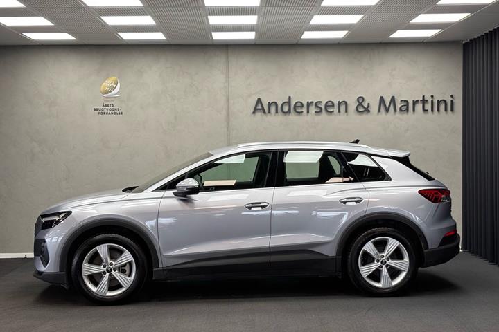 Grå Audi Q4 fra 2024