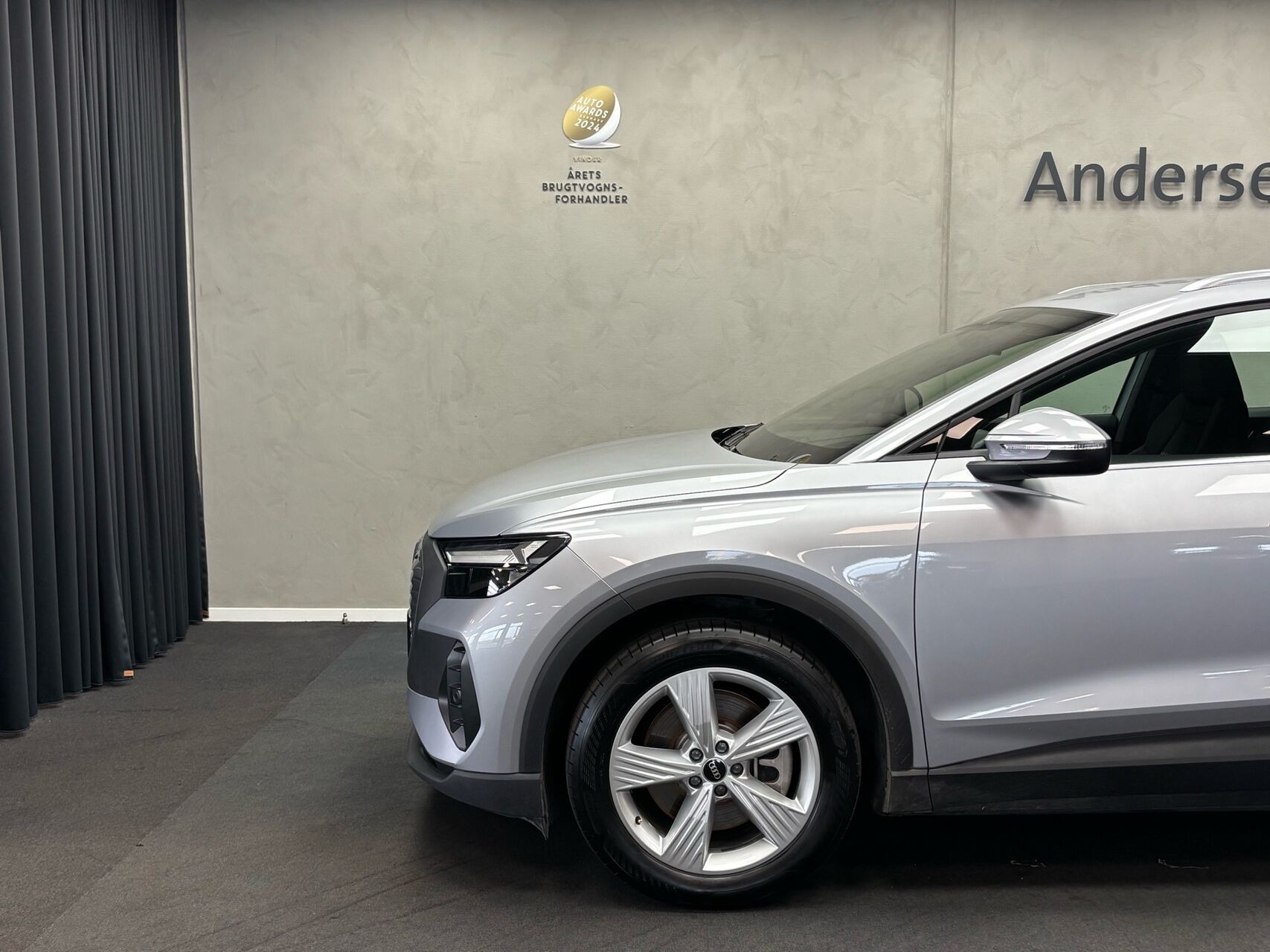 Grå Audi Q4 fra 2024