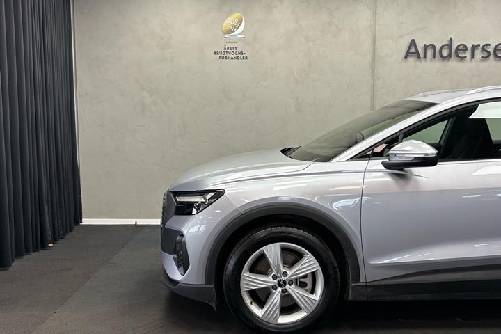 Grå Audi Q4 fra 2024