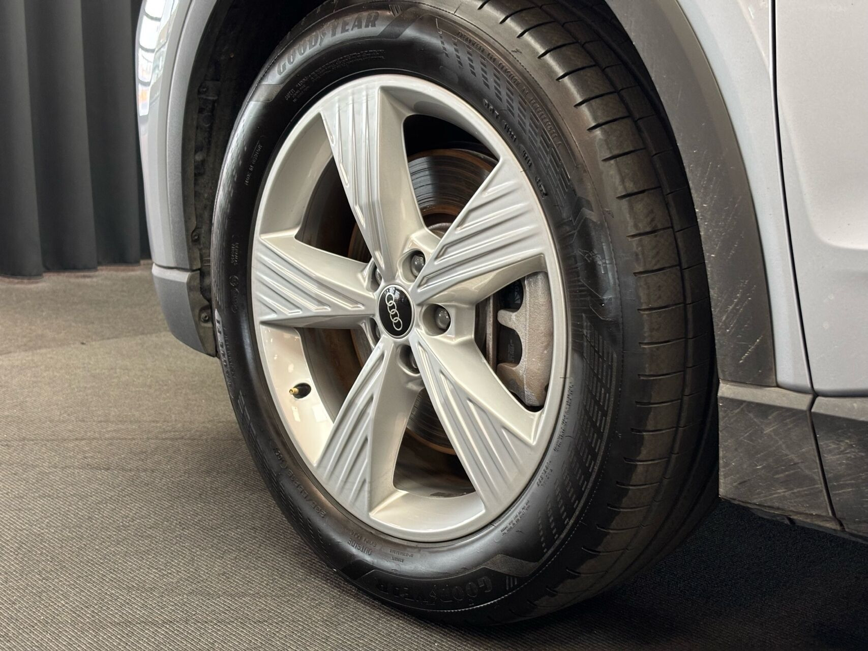 Grå Audi Q4 fra 2024