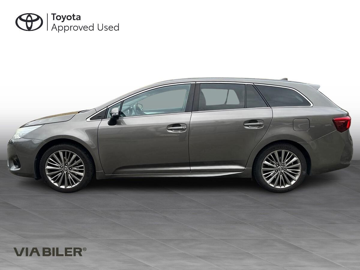 Bronze Toyota Avensis fra 2017