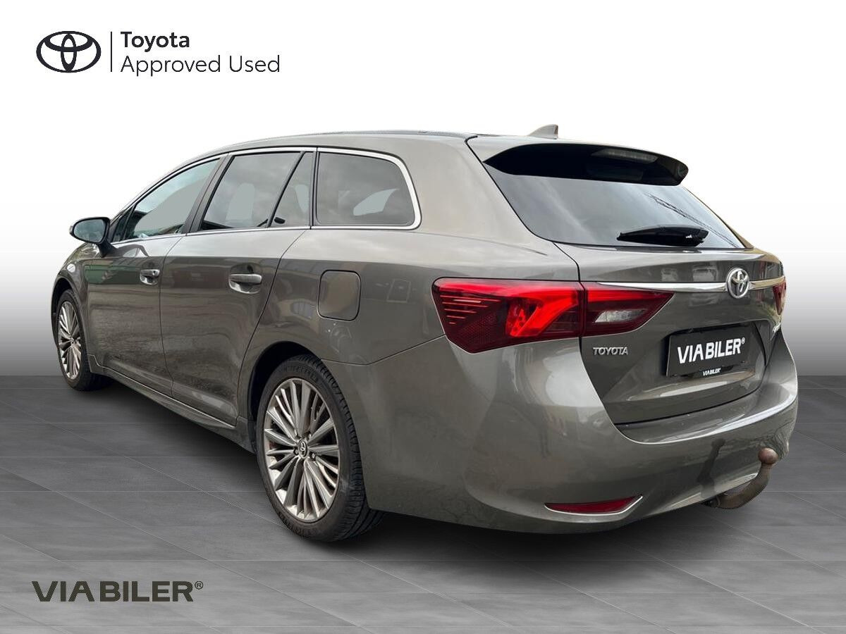Bronze Toyota Avensis fra 2017