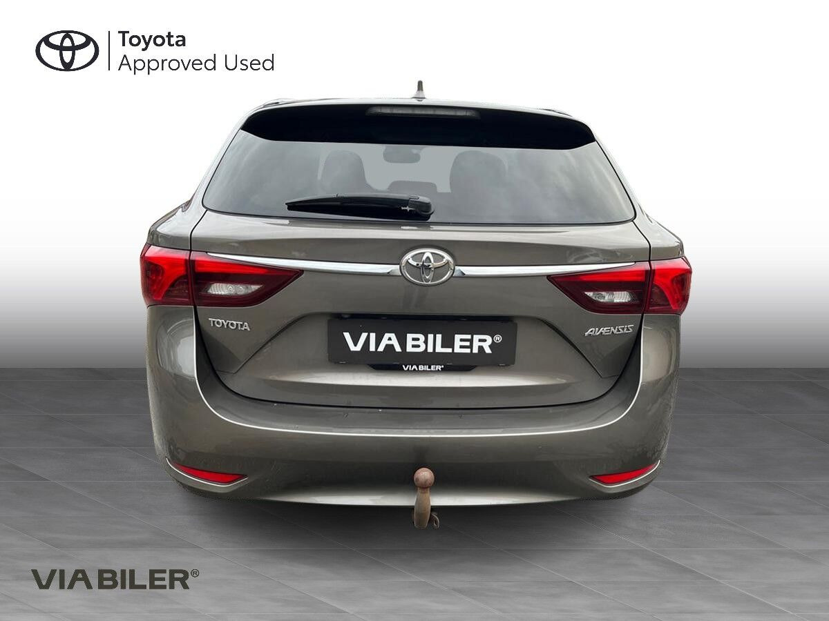 Bronze Toyota Avensis fra 2017
