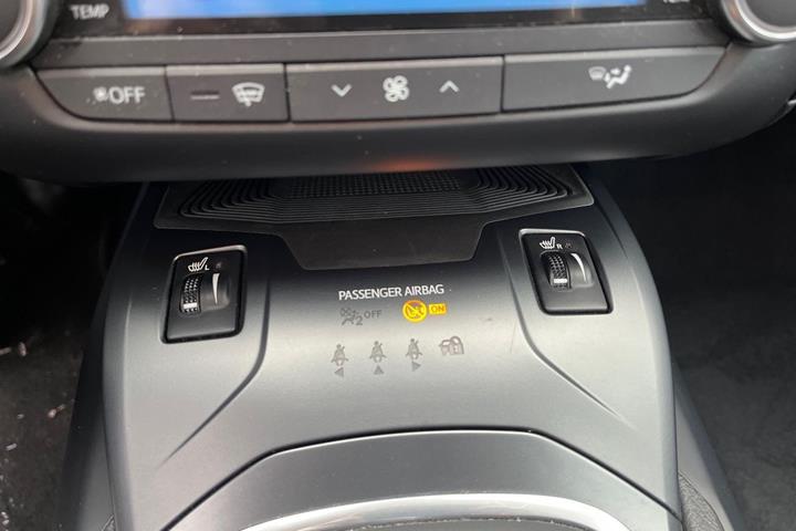 Bronze Toyota Avensis fra 2017