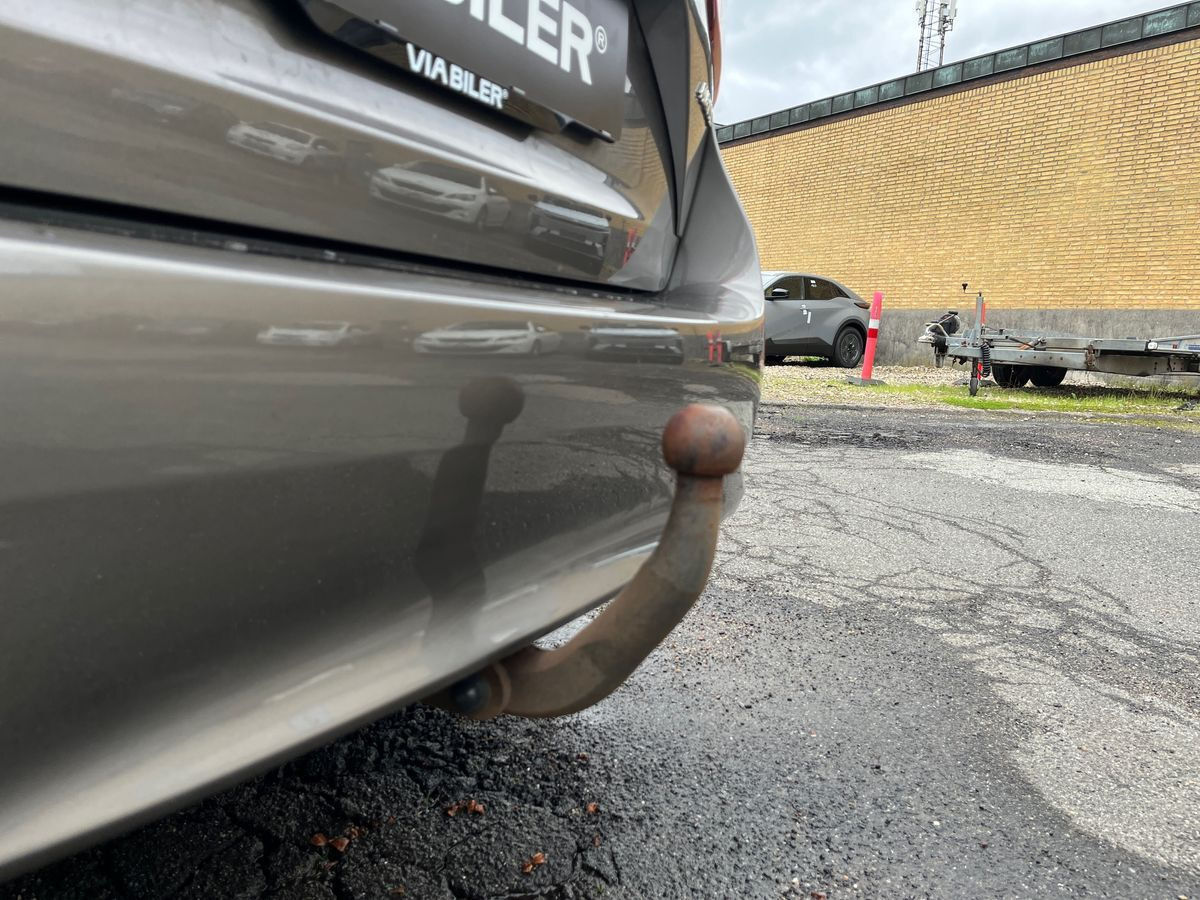 Bronze Toyota Avensis fra 2017