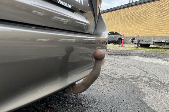 Bronze Toyota Avensis fra 2017