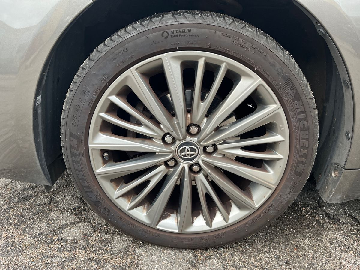 Bronze Toyota Avensis fra 2017