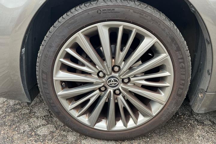 Bronze Toyota Avensis fra 2017