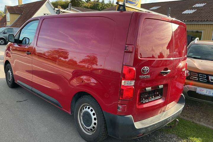 Rød Toyota ProAce fra 2020