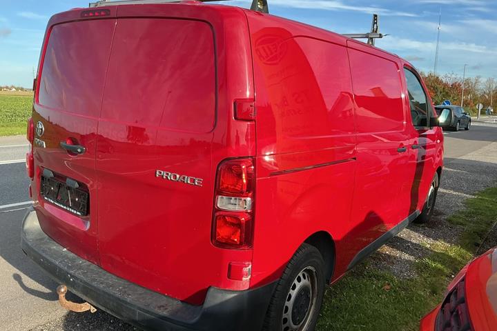 Rød Toyota ProAce fra 2020
