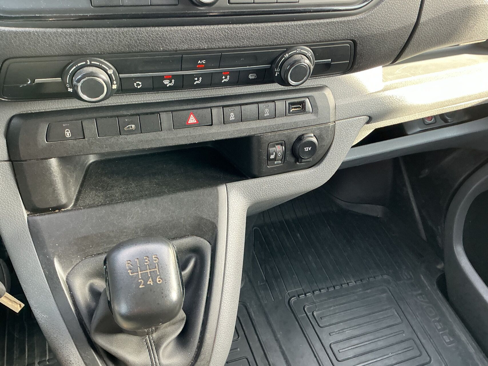 Rød Toyota ProAce fra 2020