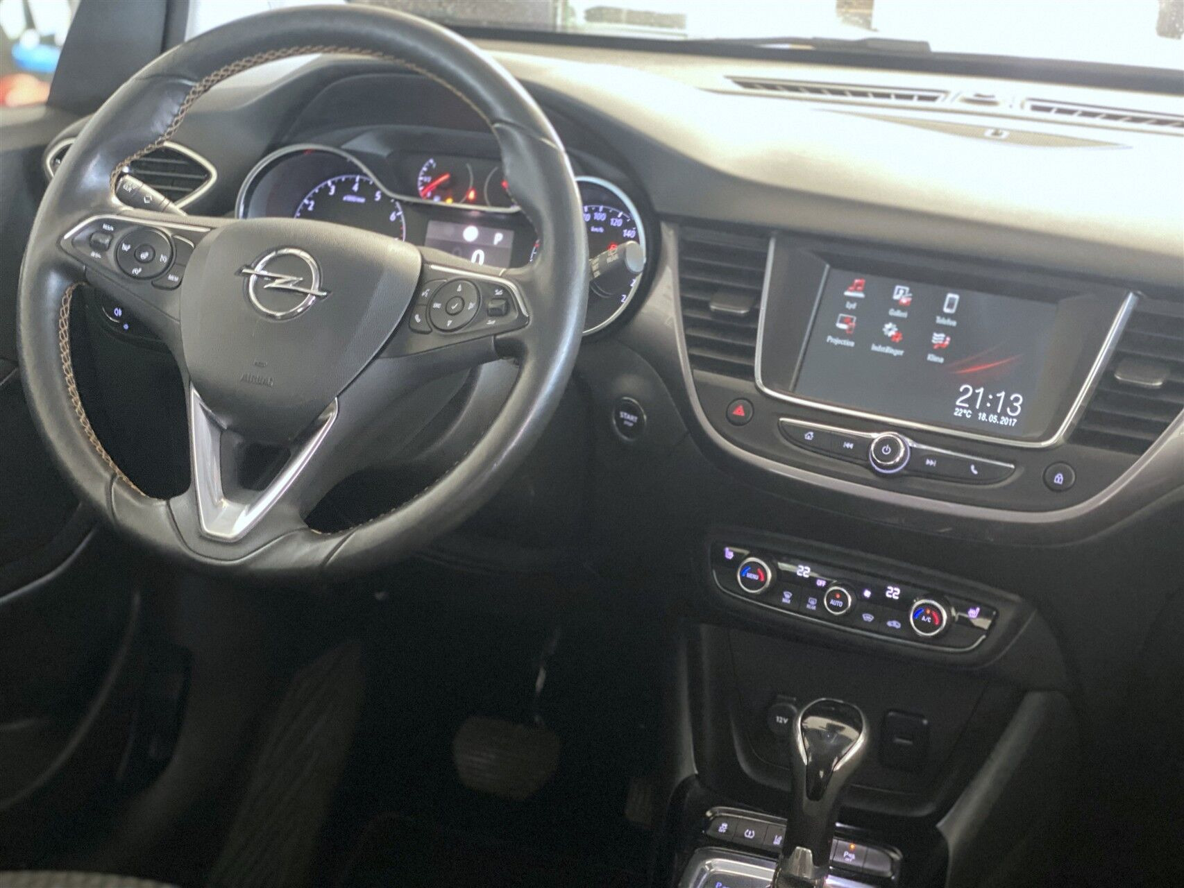 Hvid Opel Crossland X fra 2017