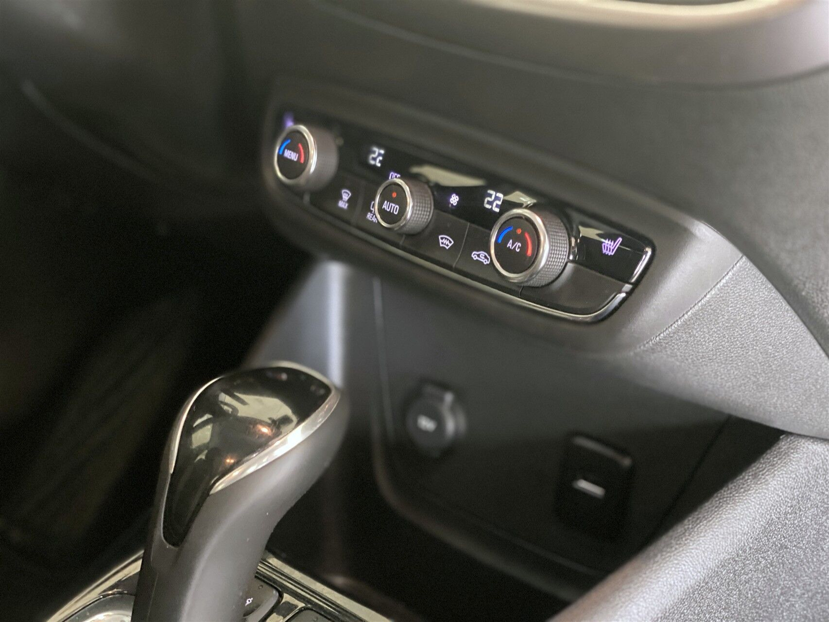 Hvid Opel Crossland X fra 2017
