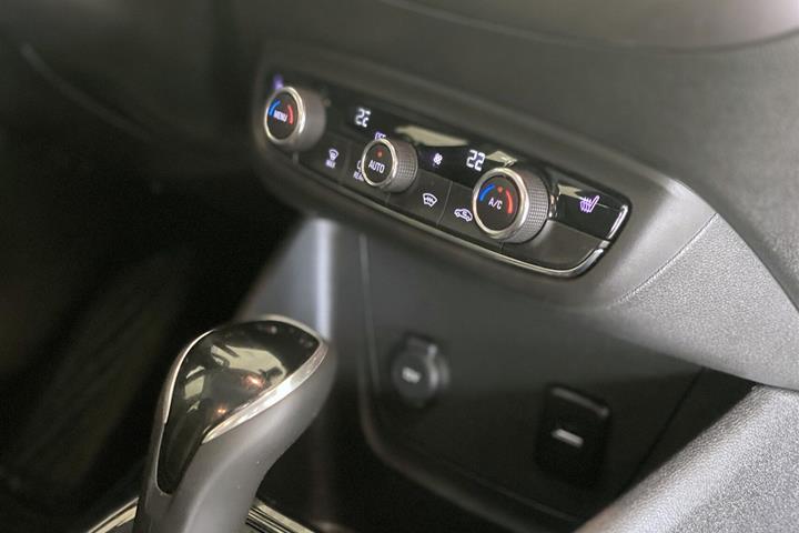 Hvid Opel Crossland X fra 2017