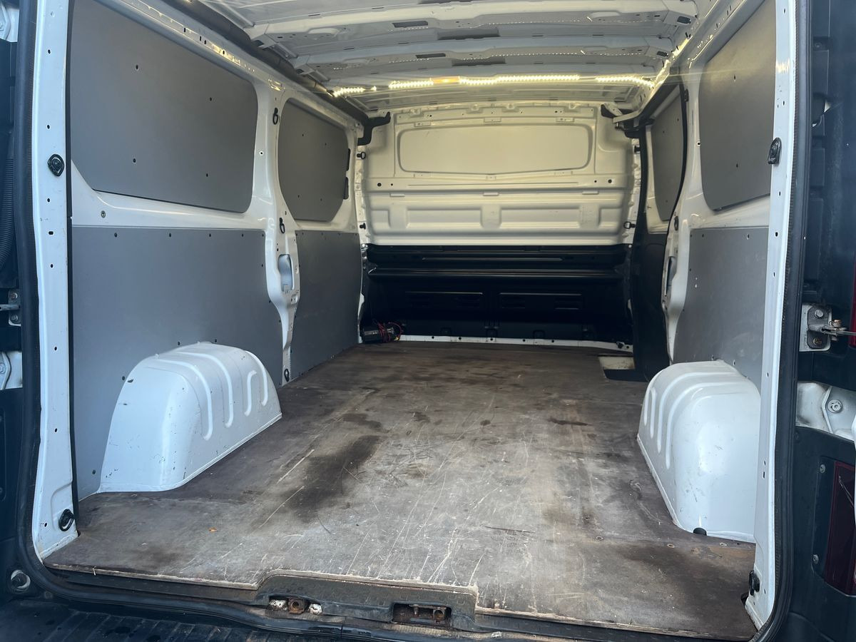 Hvid Renault Trafic fra 2021
