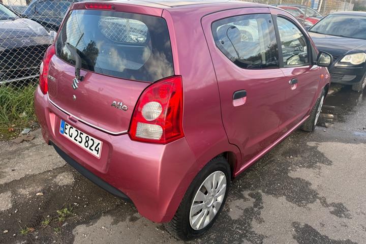 Pink Suzuki Alto fra 2010