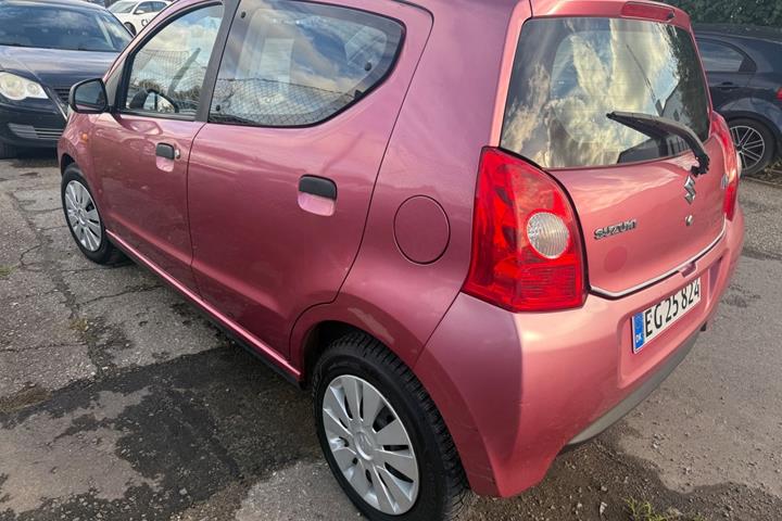 Pink Suzuki Alto fra 2010