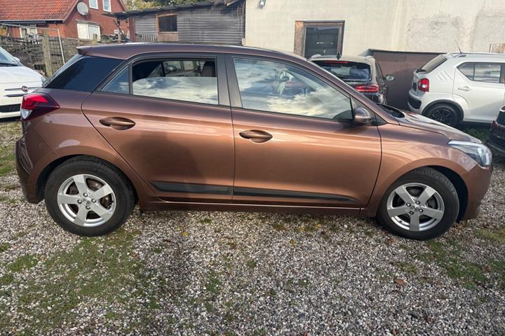 Brun Hyundai i20 fra 2015