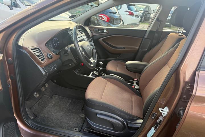 Brun Hyundai i20 fra 2015