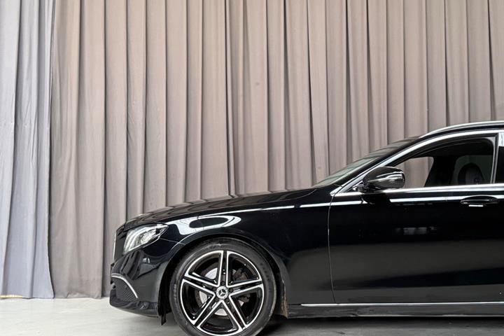 Sort Mercedes E220 d fra 2020