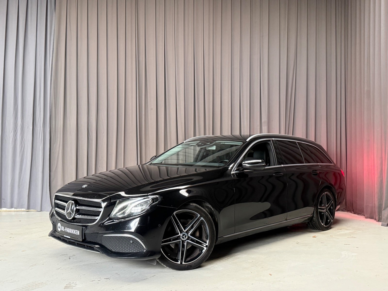 Sort Mercedes E220 d fra 2020