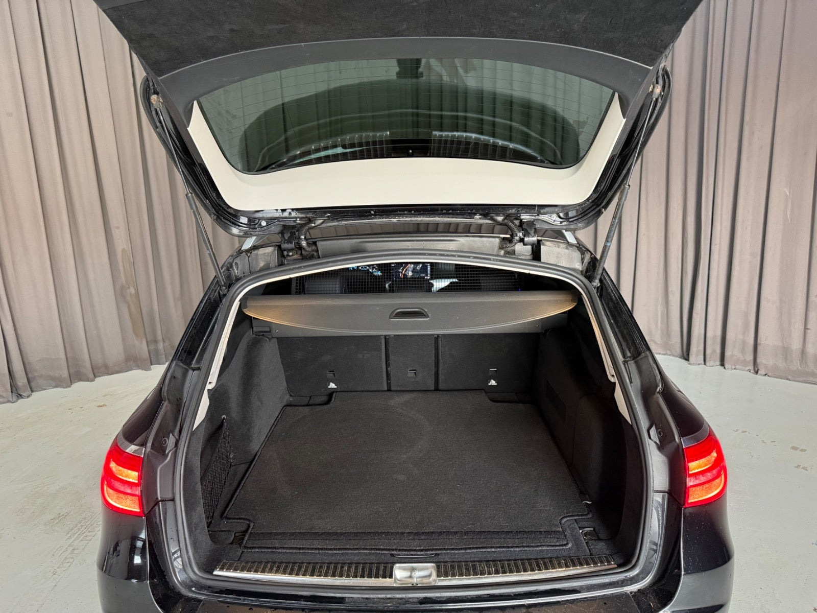 Sort Mercedes E220 d fra 2020