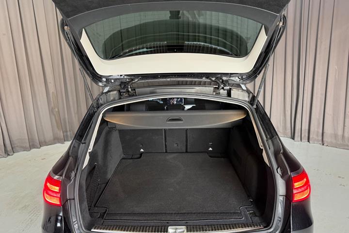 Sort Mercedes E220 d fra 2020