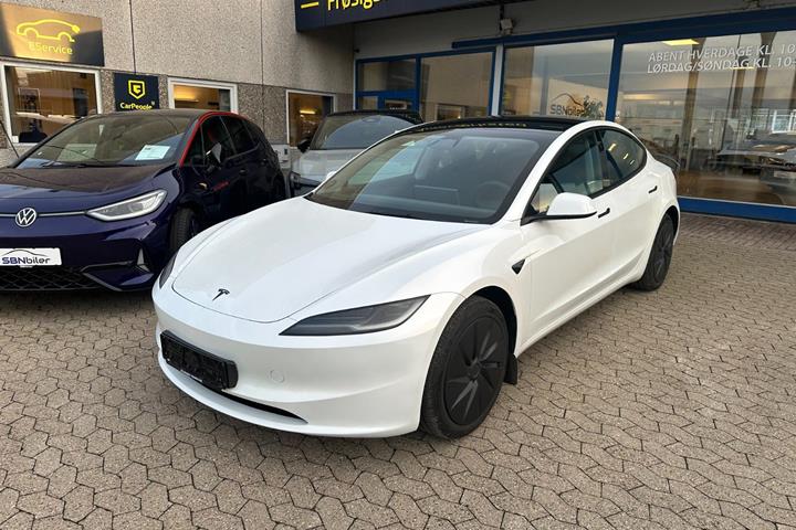 Hvid Tesla Model 3 fra 2026