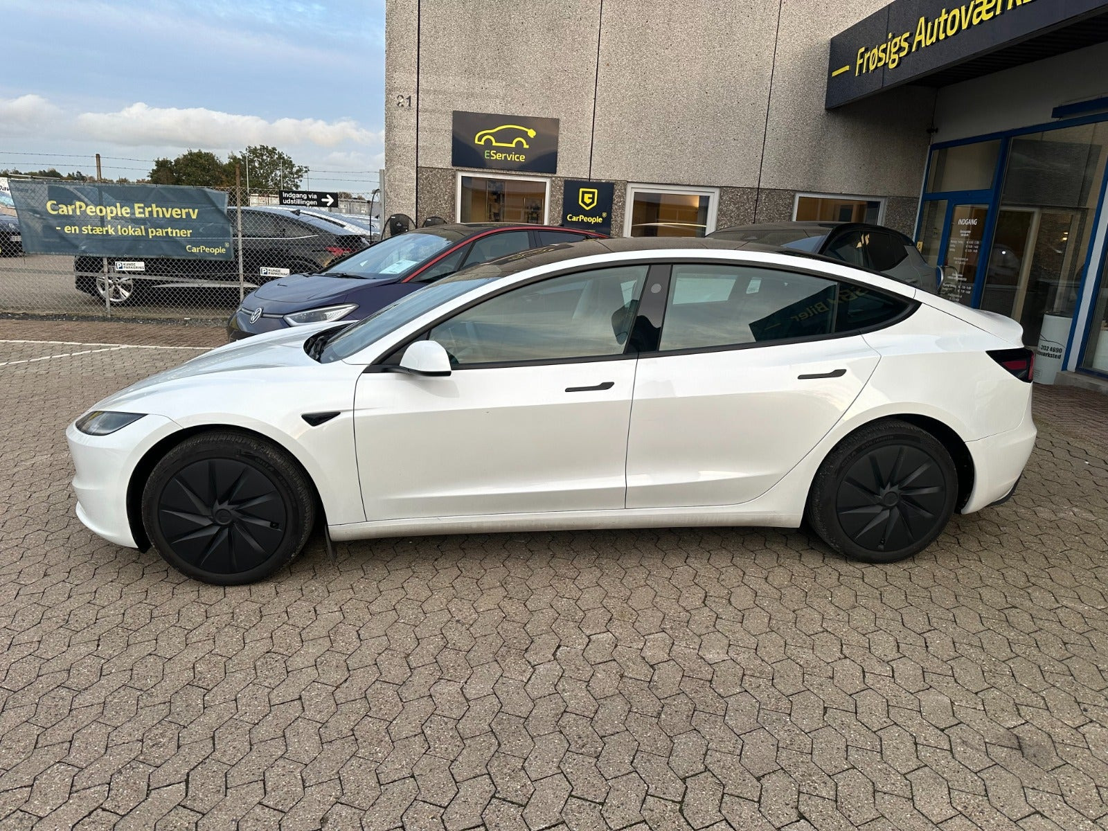 Hvid Tesla Model 3 fra 2026