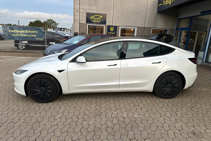 Hvid Tesla Model 3 fra 2026