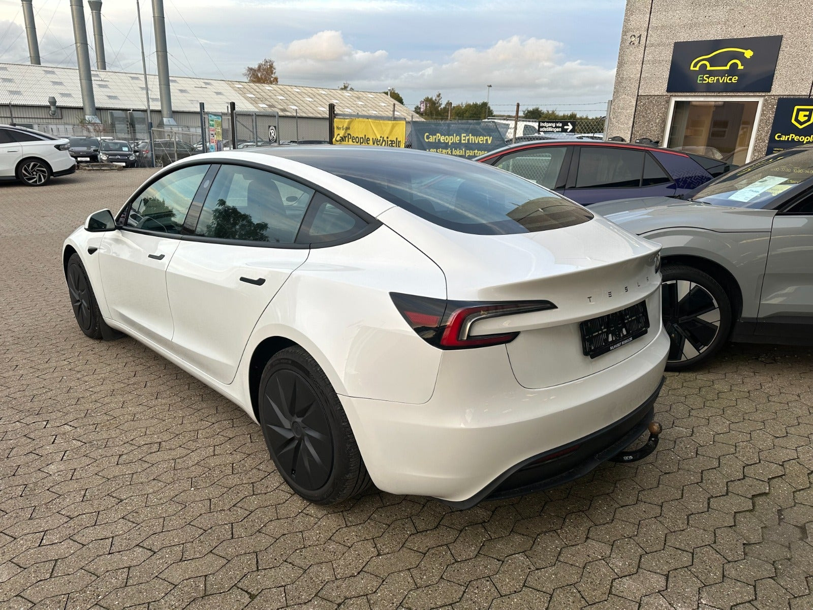 Hvid Tesla Model 3 fra 2026