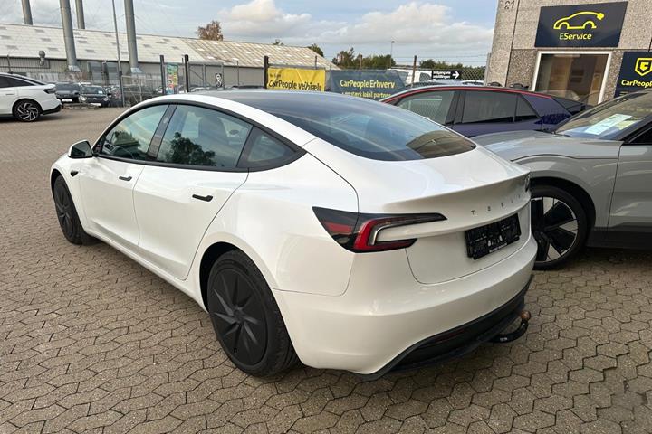 Hvid Tesla Model 3 fra 2026