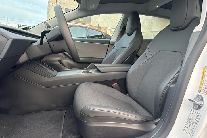 Hvid Tesla Model 3 fra 2026