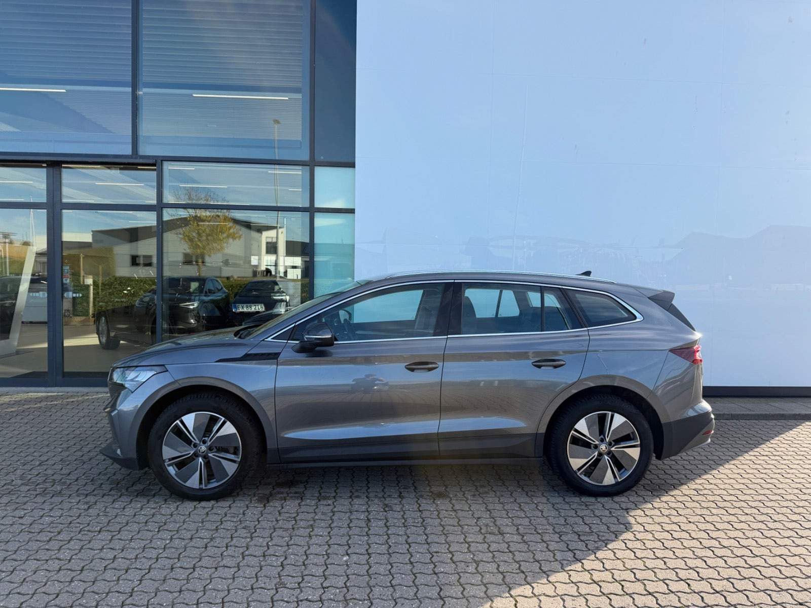 Grå Skoda Enyaq fra 2023